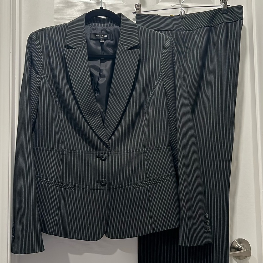 Nine West Ladies Two Button Suit Jacket and Pant set. Pinstriped Size 10 EUC
